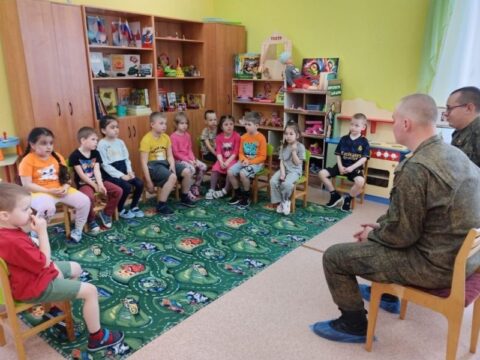В гости к детям из садика при гимназии №4 приехали военнослужащие из Красноярска новости Можайска 